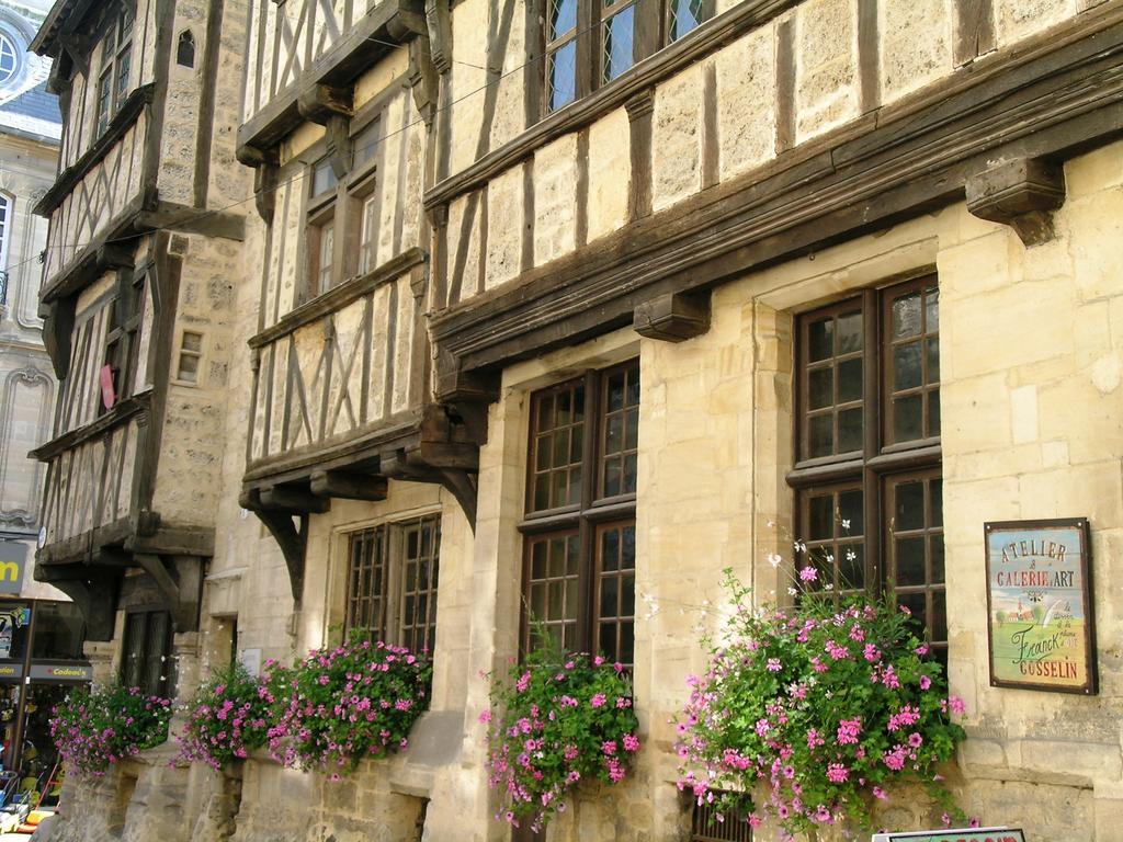 Logis Les Remparts Bed & Breakfast บาเยอ ภายนอก รูปภาพ