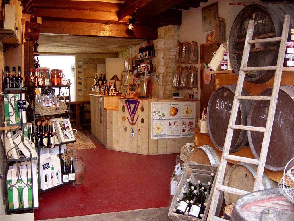 Logis Les Remparts Bed & Breakfast บาเยอ ภายนอก รูปภาพ